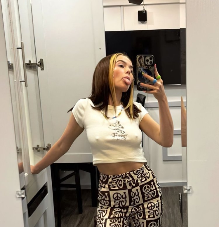 Zoe Deutsch in stockings