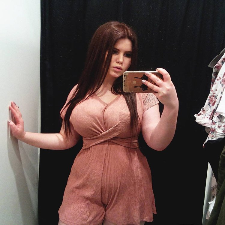 Lush beauty Nicole Simon