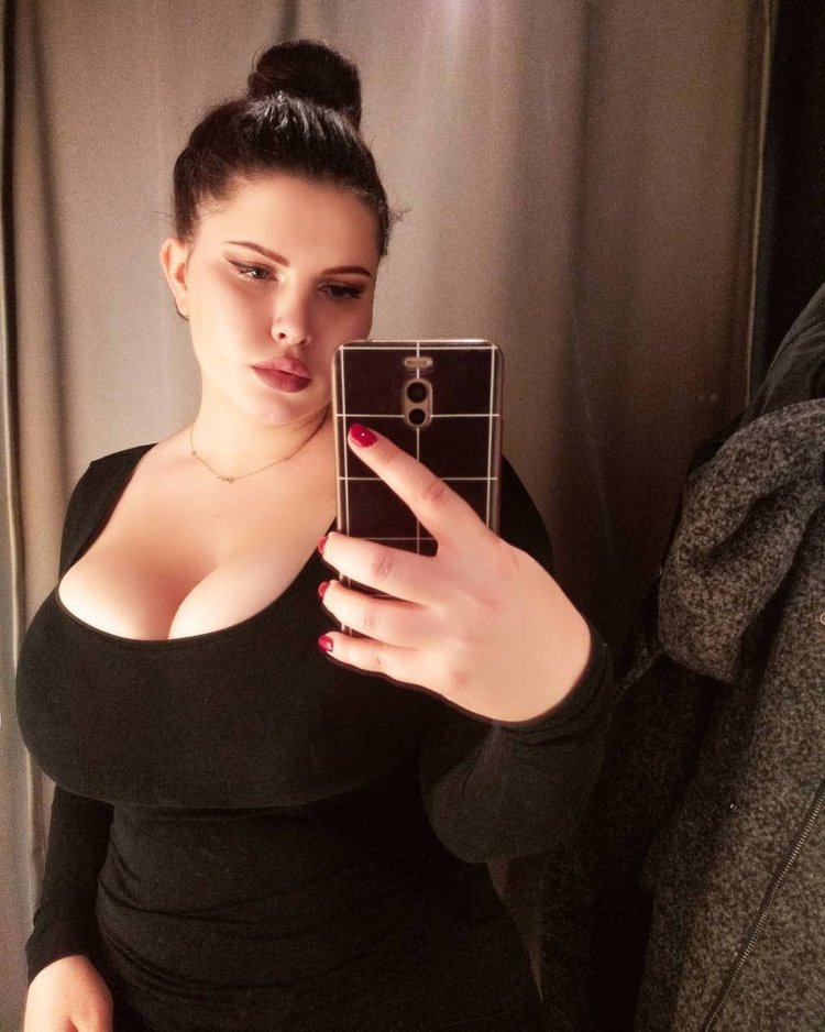 Model plus saz Anna Bernadina Naked