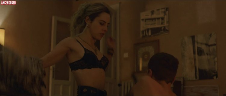 Model Camille Kostek