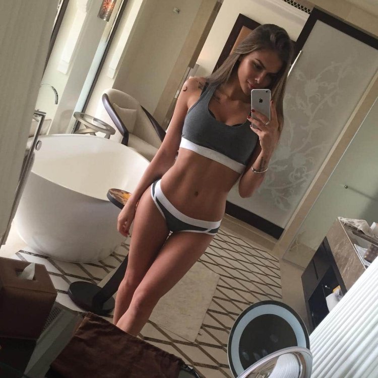 Alexis Ren Selfie