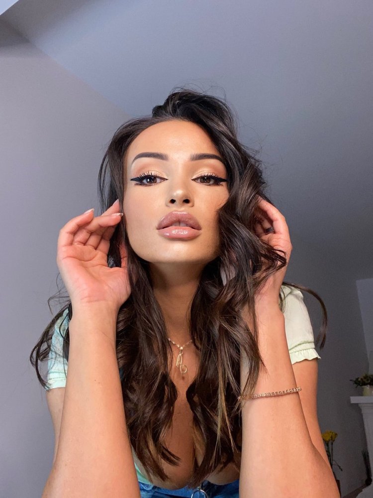 Alyssia Kent with a friend in the club