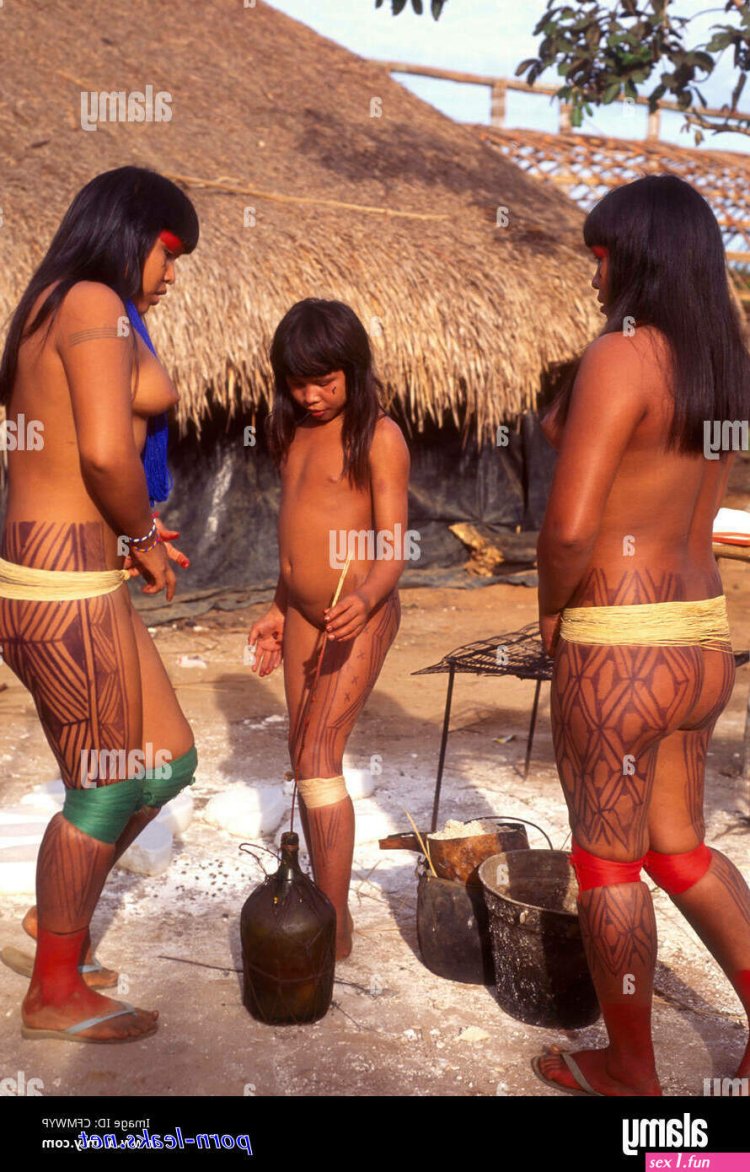 Naked women of Kamayur tribe