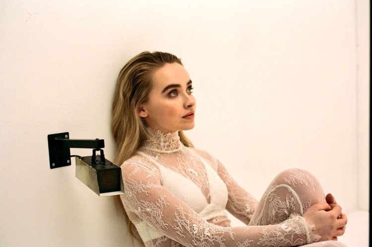 Sabrina Carpenter Tits