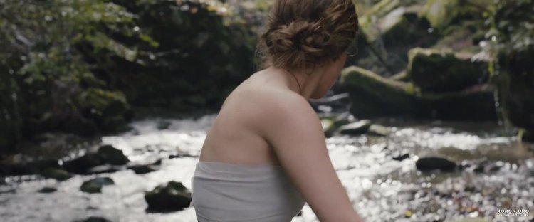 Colony digidad Emma Watson bathes