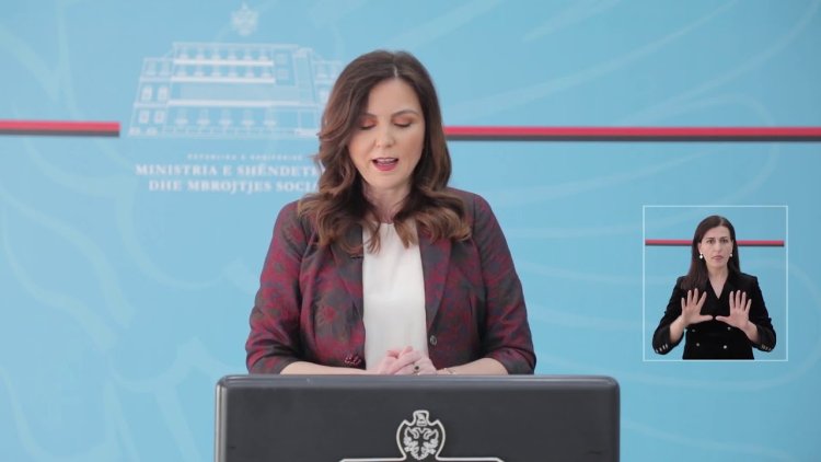 Claudia Alende in the dress