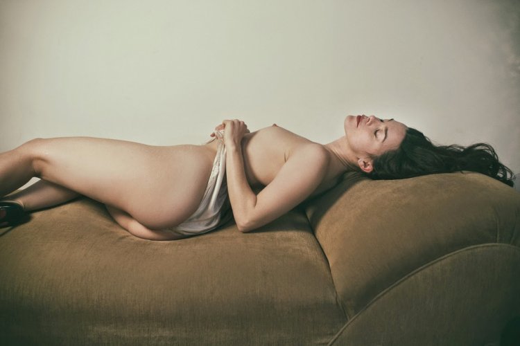 Nicole Emma Vaunt Naked on the phone