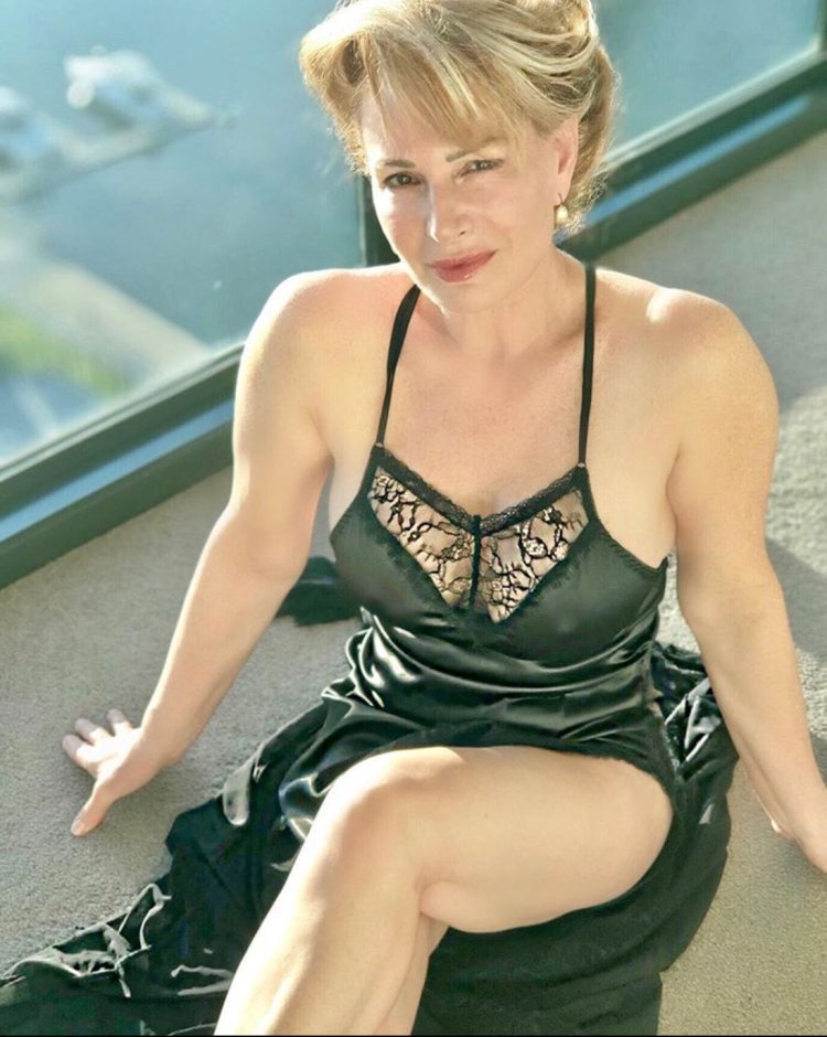 Repugnant Gilf Reluctant -(tides of women) -(Hot FlaShes)