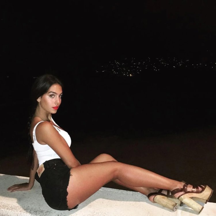 Georgina Rodriguez hot in leggings photo