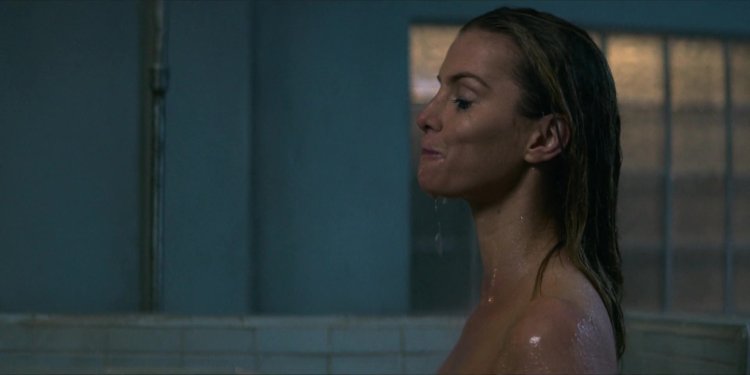 Betty Gilpin Nud