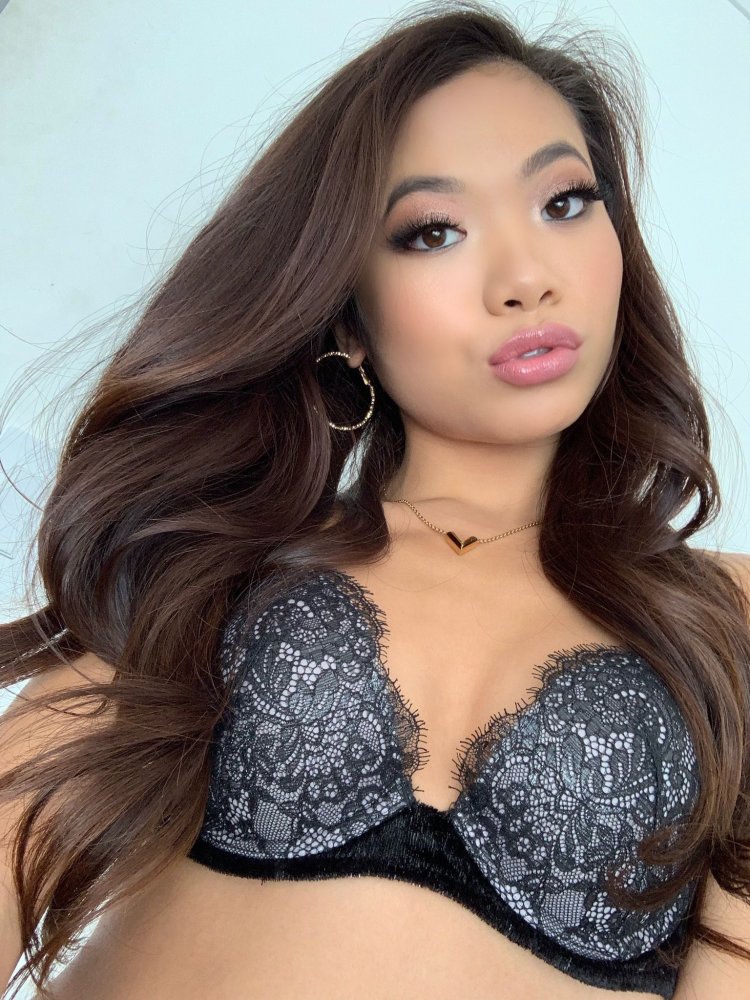 Lindsay Connell legs