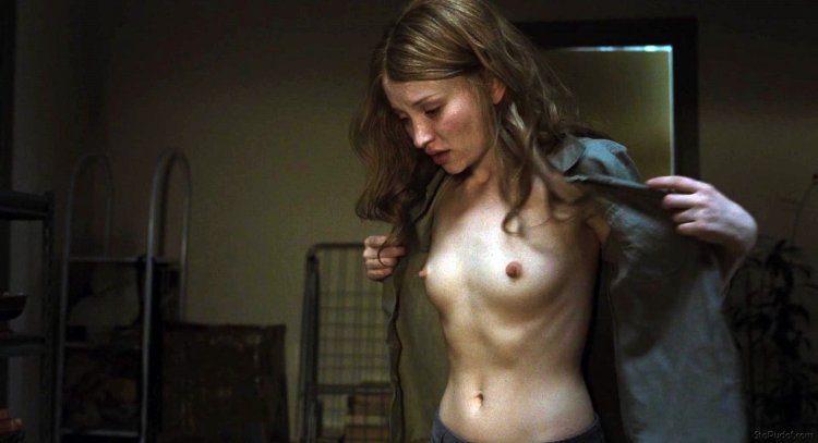 Actress Emily Browning Naked