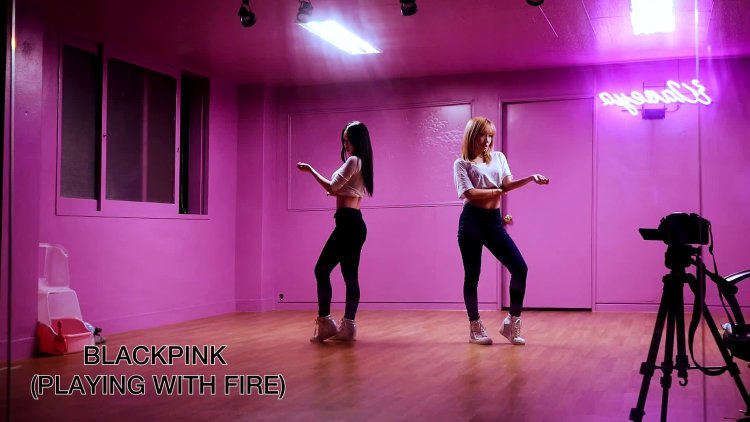 Sexy Dance Blackpink in lesbian swimsuits