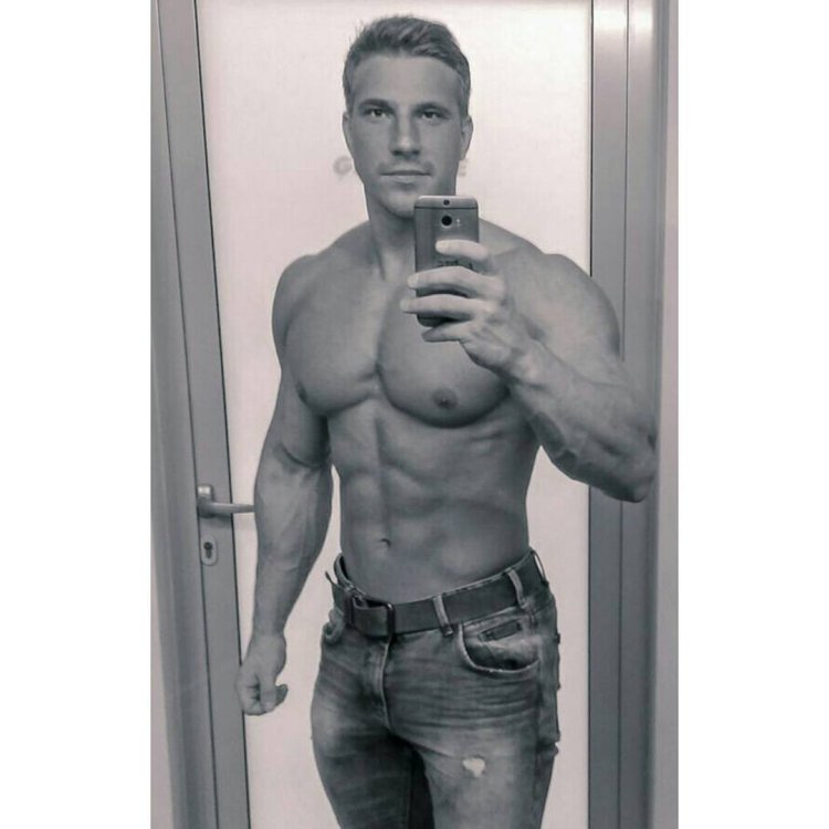 Edgars Snepsts Selfie Pecs