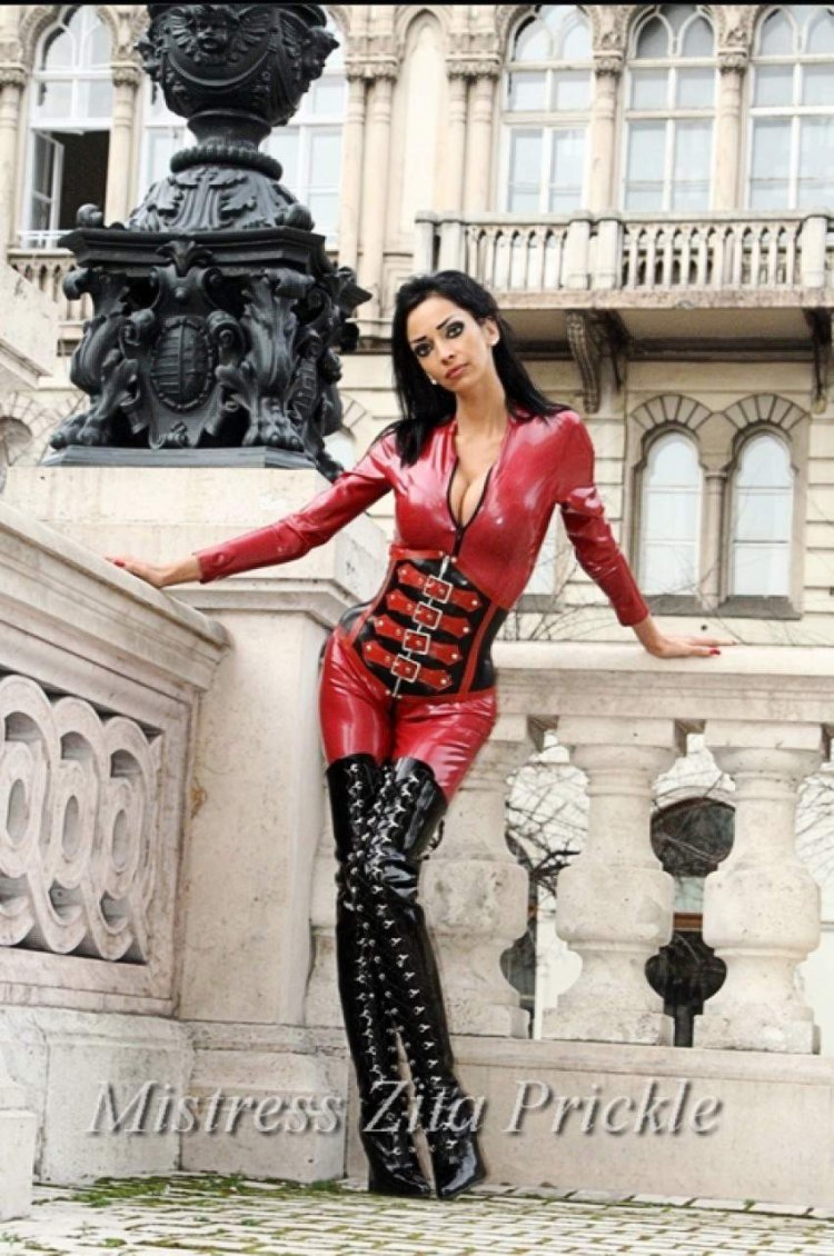 Caulla Cacouly Dominatrix