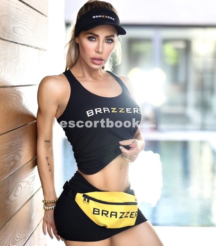 Girl in a T -shirt Brazzer