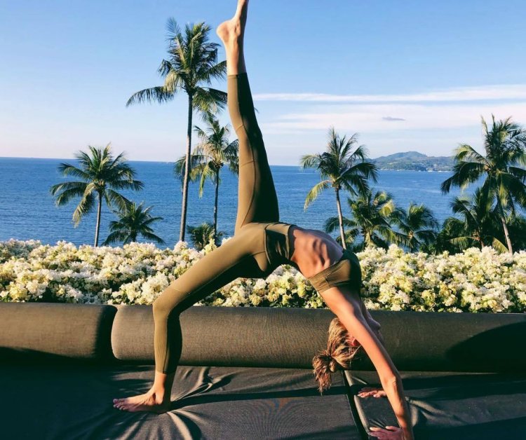 Roads (Lana Rhoades),