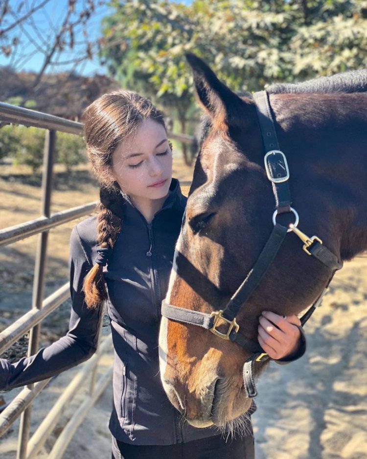 Mackenzie foy is stripping