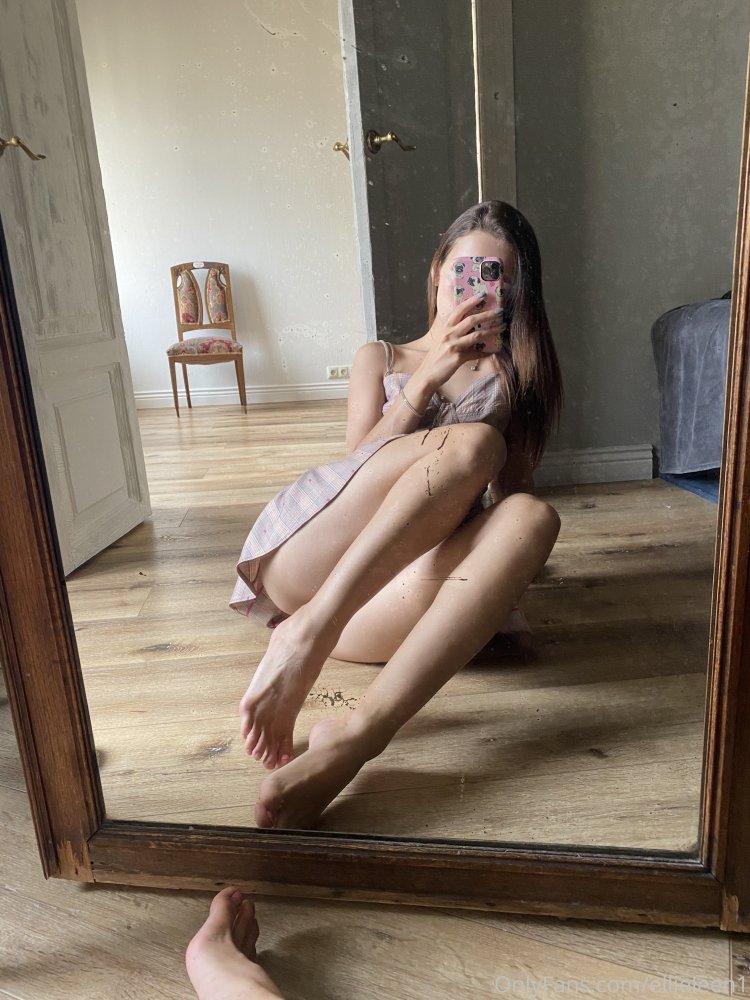 Erotic model Ellie Leen