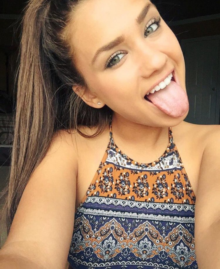 Selfie Tongue