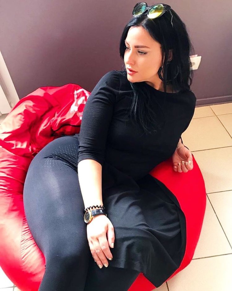 Azerbaijani with large buttocks