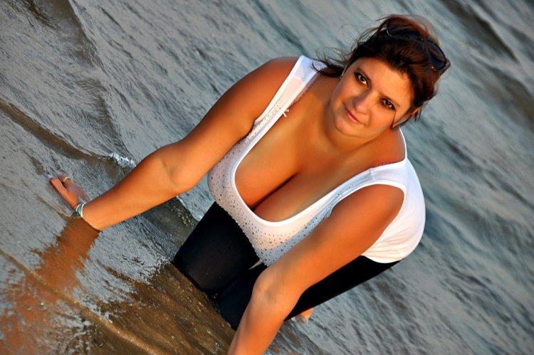 DEMMI BLEZ Big breasts