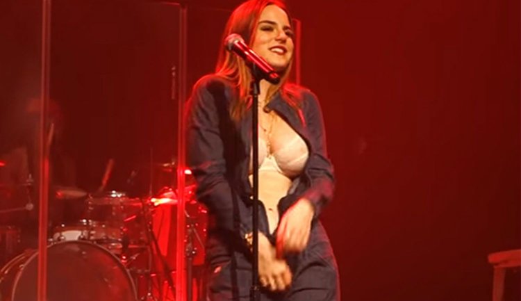 Singer Tove LO Toples