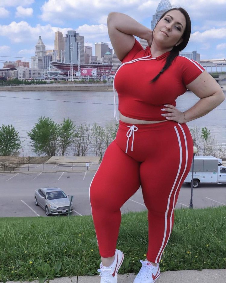 Amber Curve-Plus-Size model