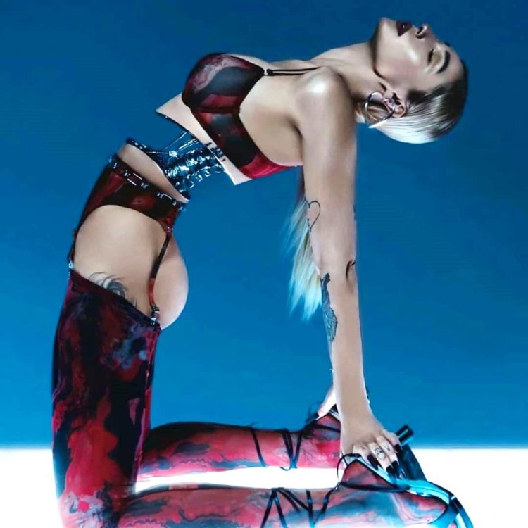 Nastya Ivleeva figure