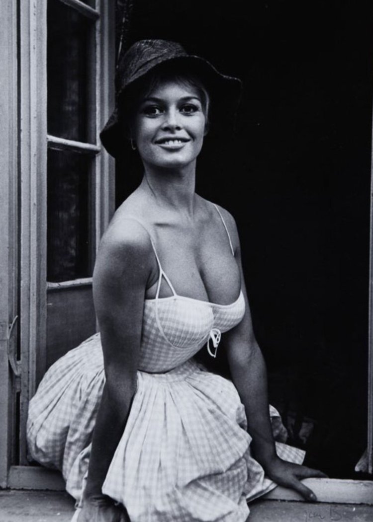 Claudia Cardinal Poster in leggings