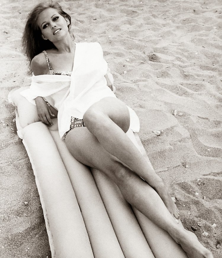 Claudia Cardinale Toples