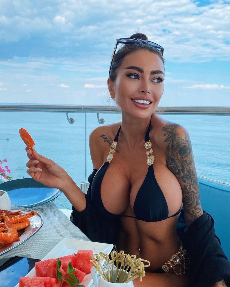 Model model Alena Omovich