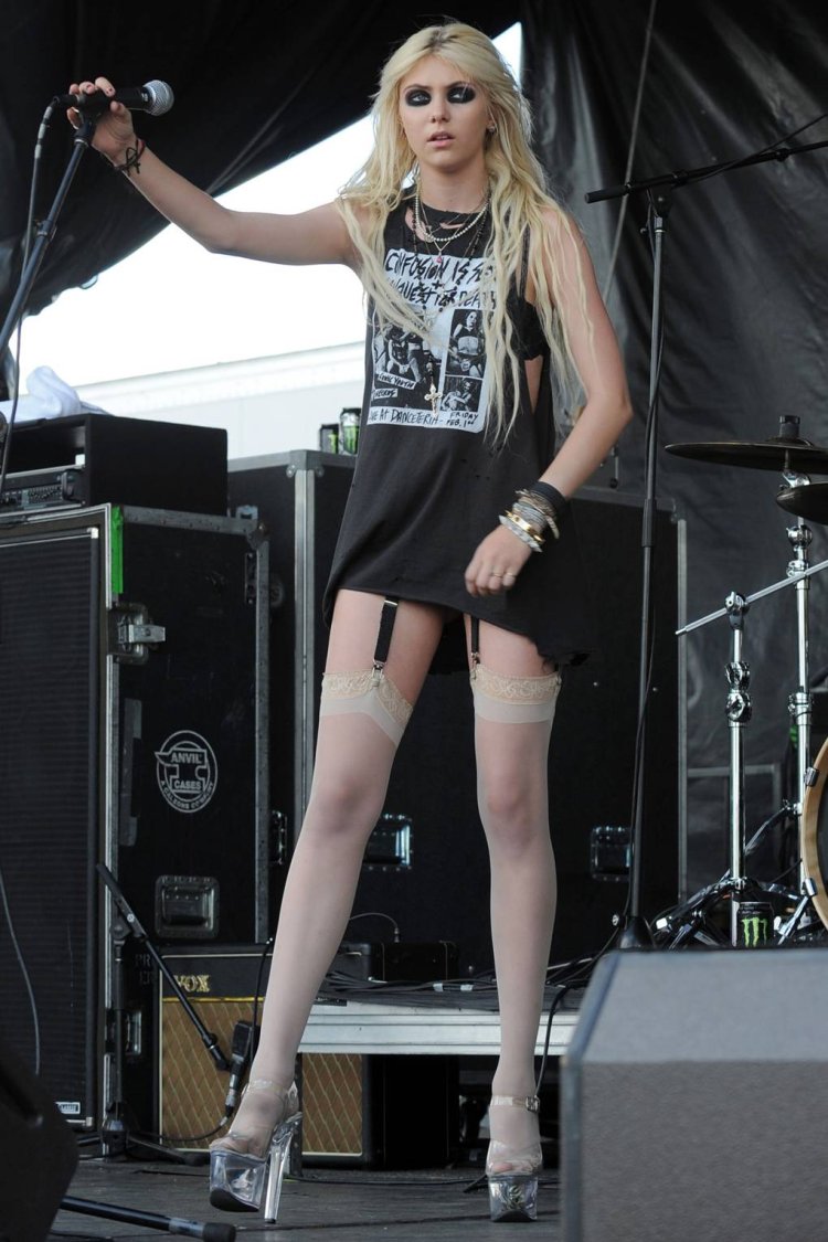 Taylor Momsen Naked at a concert