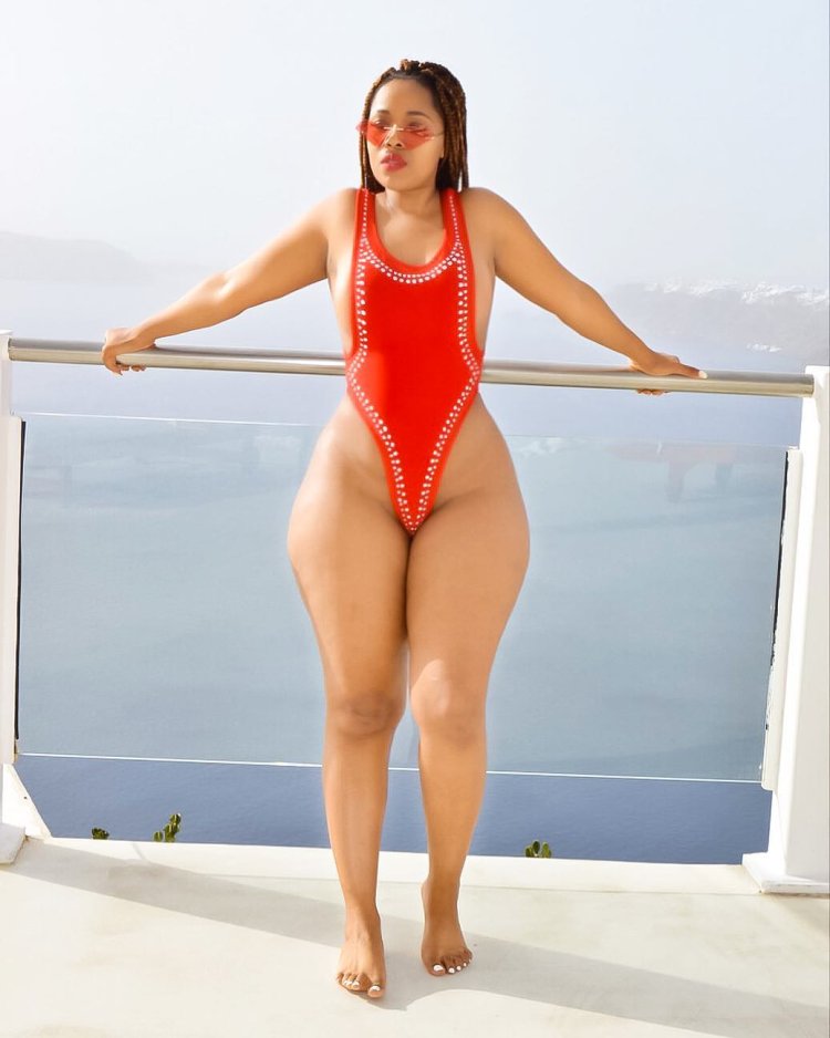 Naked women with big hips