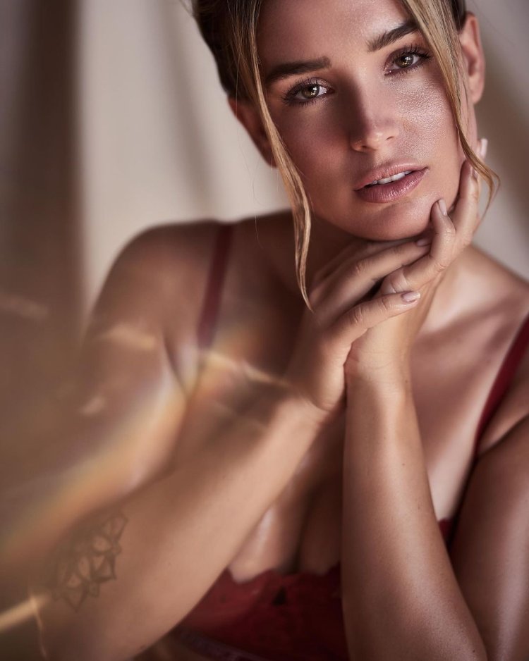 Julia Gilas in bikini