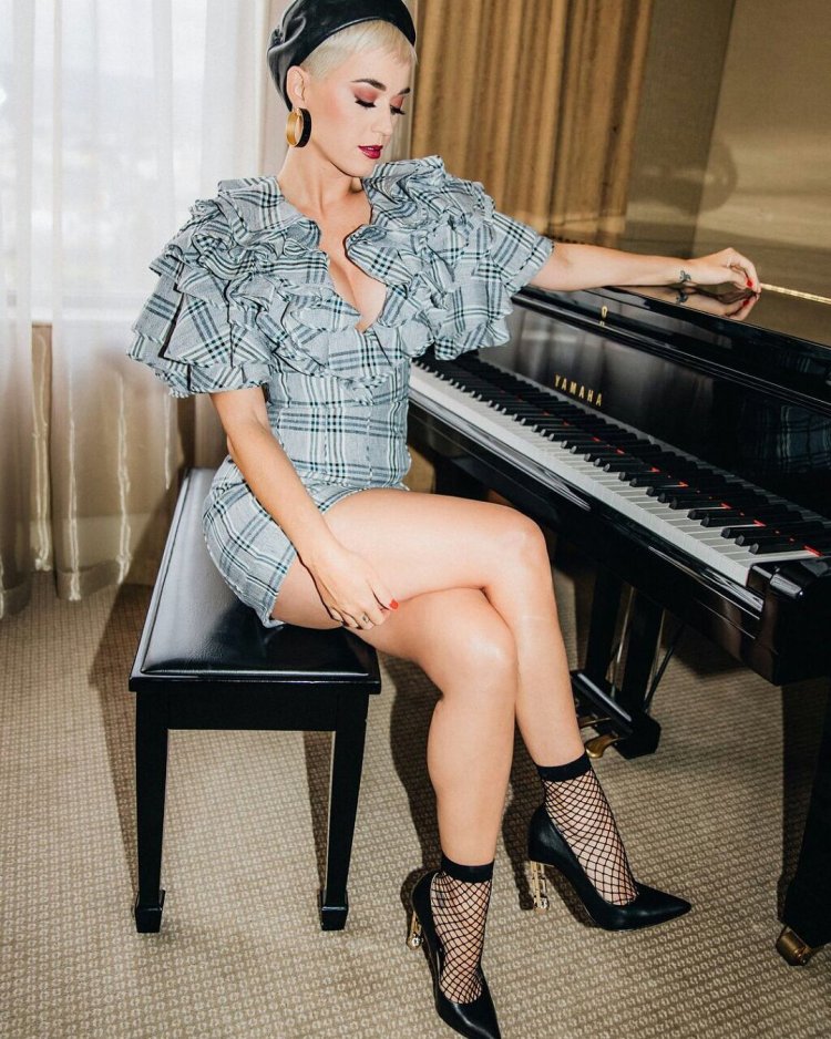 Katy Perry Hot Legs