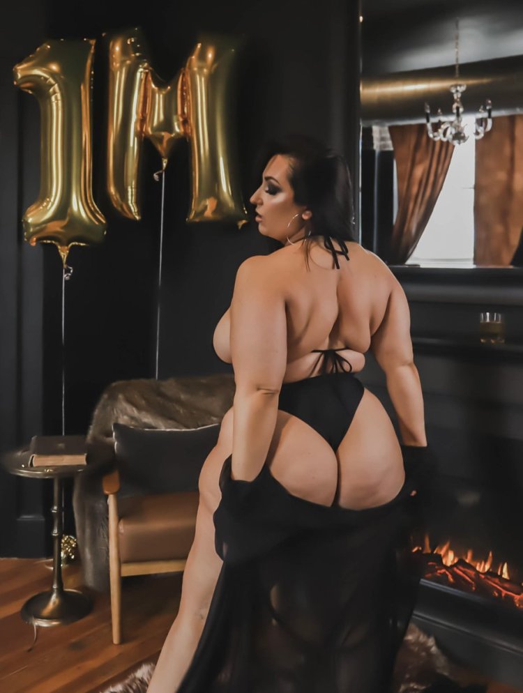 Porn photomododel Amber Curve Booty