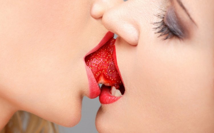 Long tongue in the girl kiss