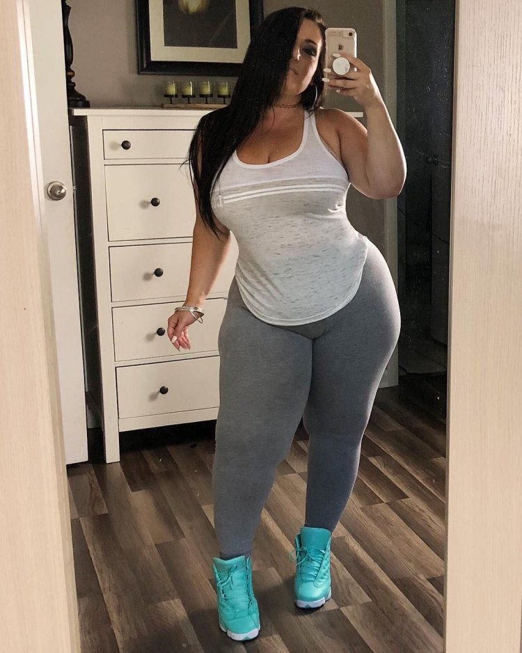 Porn photomododel Amber Curve Booty