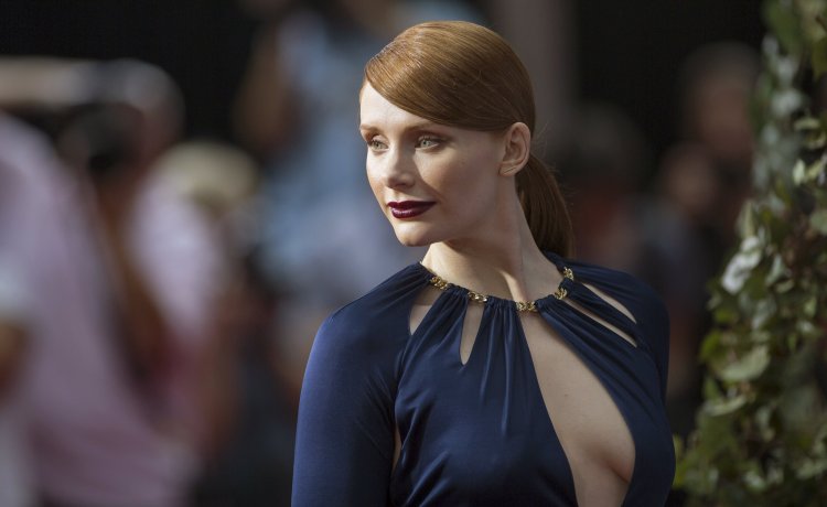 Bryce Dallas Howard Propes Mir