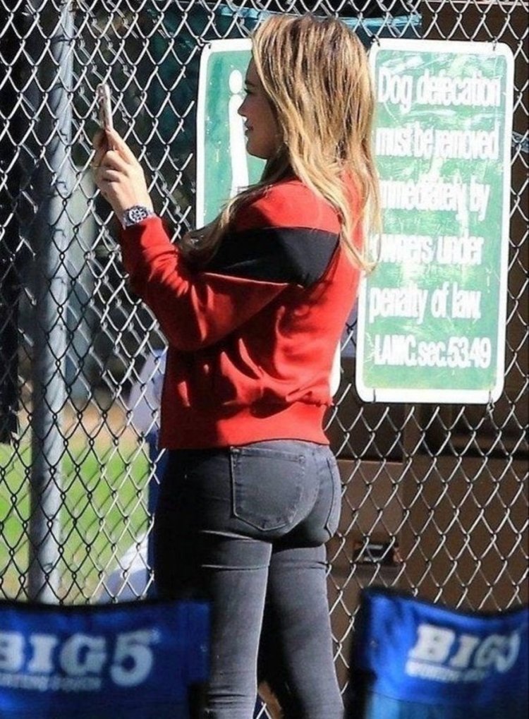 Hilary Duff in the cellulite swimsuit