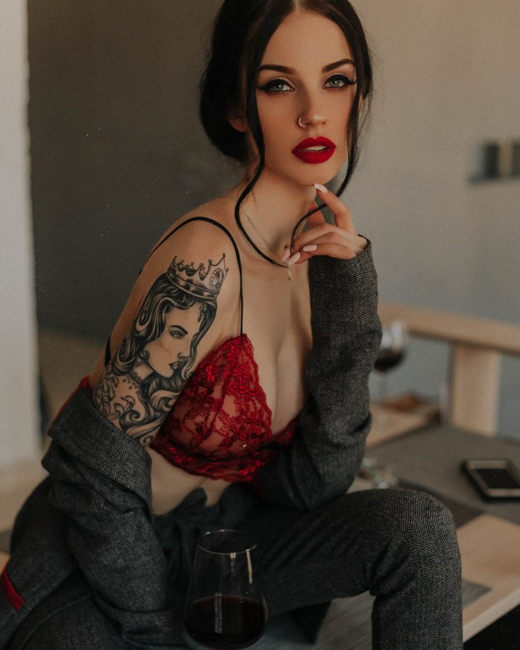 Alla Berger. Nude in full growth