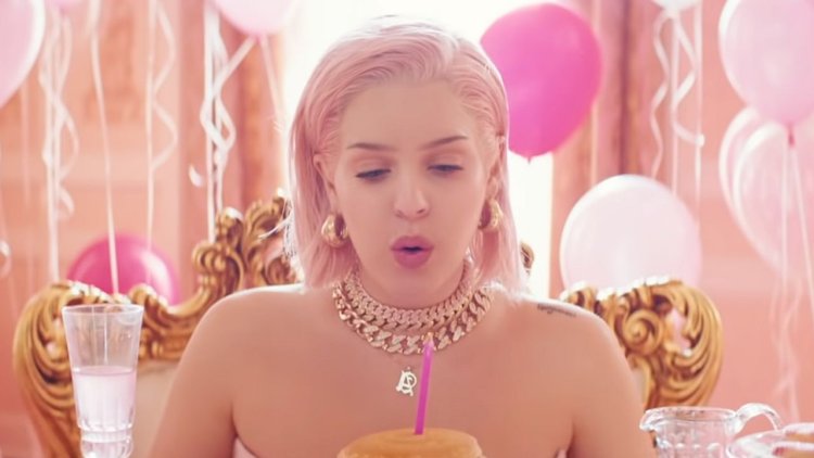 Naked fake singer Anne Marie