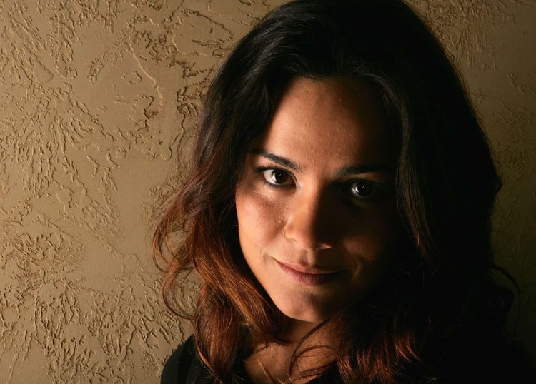 Kelsi Shay legs spread