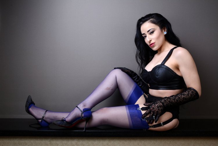 Mistress Wicksen dominates