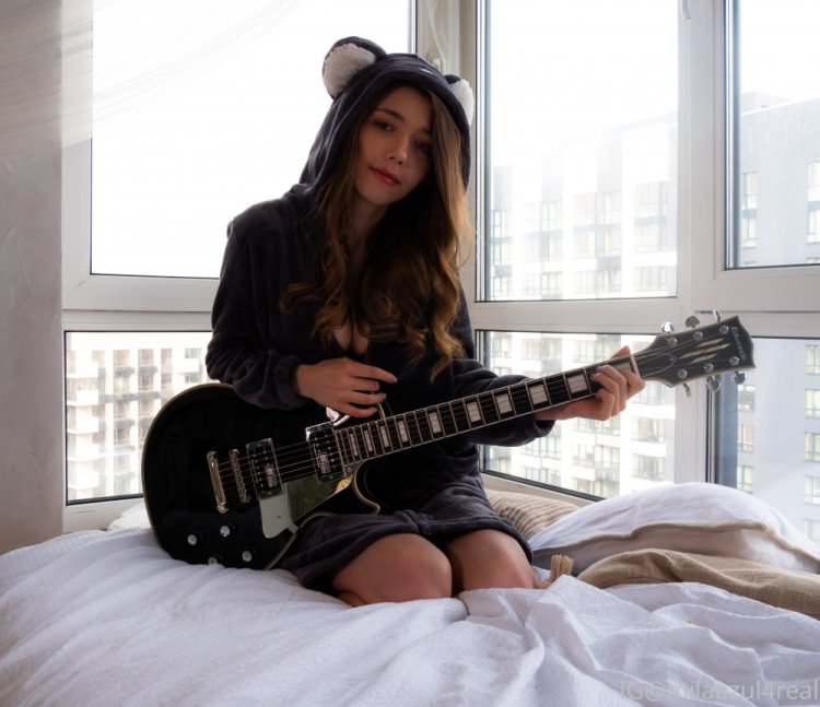 Photoshoot with linen and pillows in the field