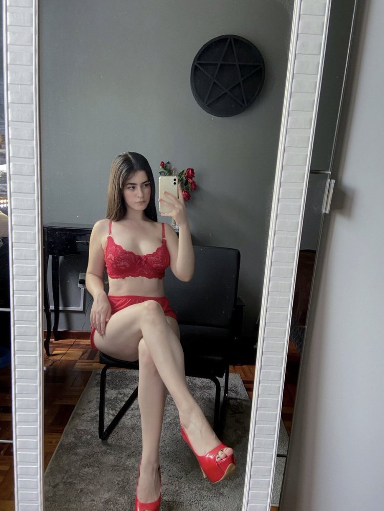 Victoria Lomb in jeans