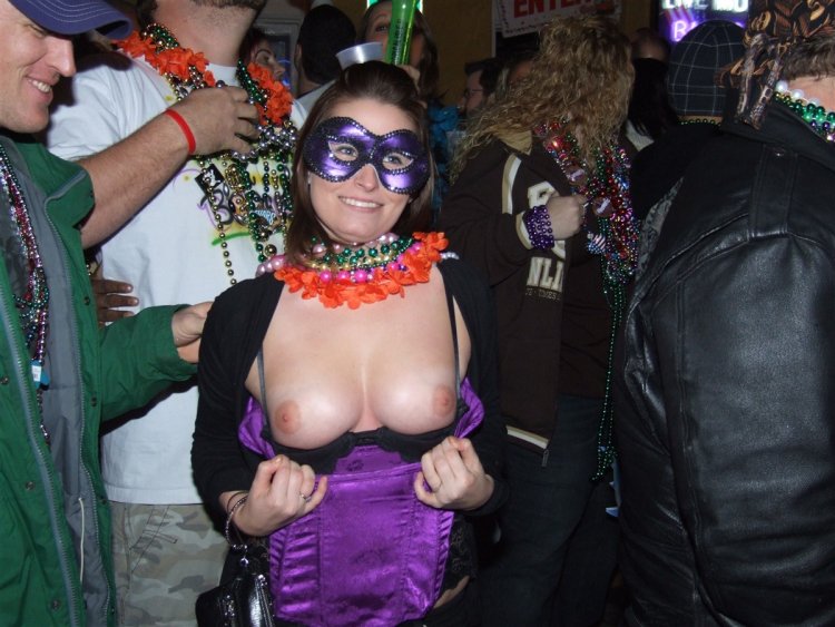 Mardi Gra teenagers Tits