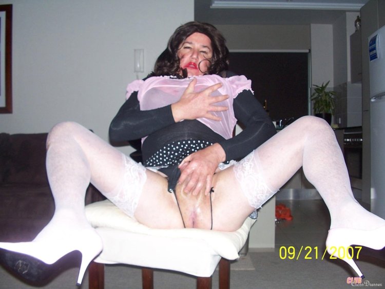Crossdressing Mature Open Legs without panties