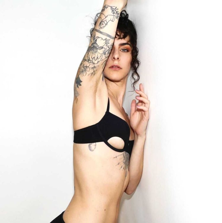 Naked chic lela star pool